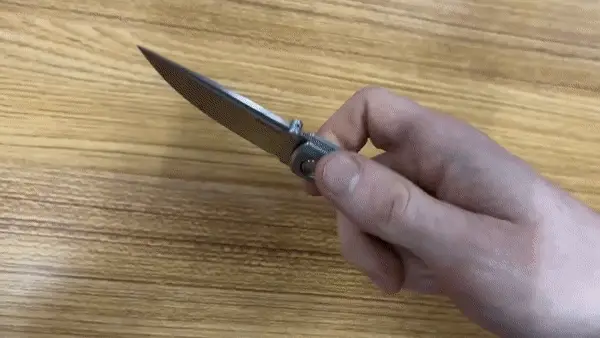How to close a pocket knife, an image of a hand holding a pocket knife
