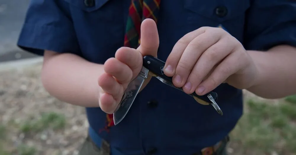 How to Open and Close a Pocket Knife