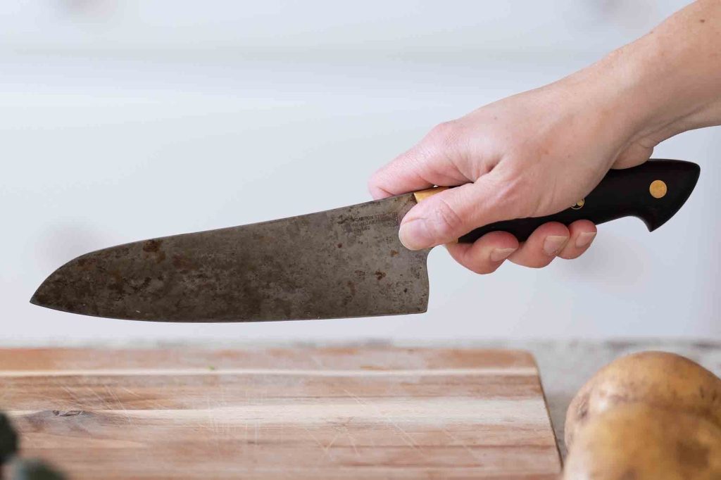 An image of someone properly holding a chef knife. The best way to grip a chef knife is slowly becoming clearer.